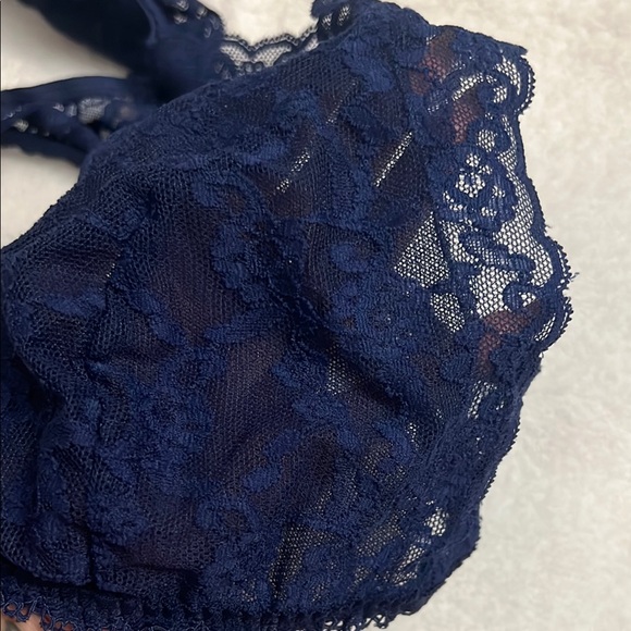 Lace Bralette in Navy Blue - Picture 5 of 7
